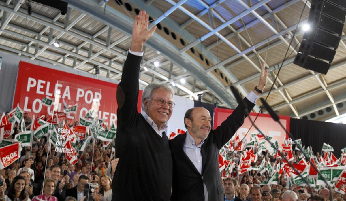 Felipe González i Alfredo Perez Rubalcaba saluden els assistents al míting del PSOE, aquest dissabte, a Dos Hermanas.