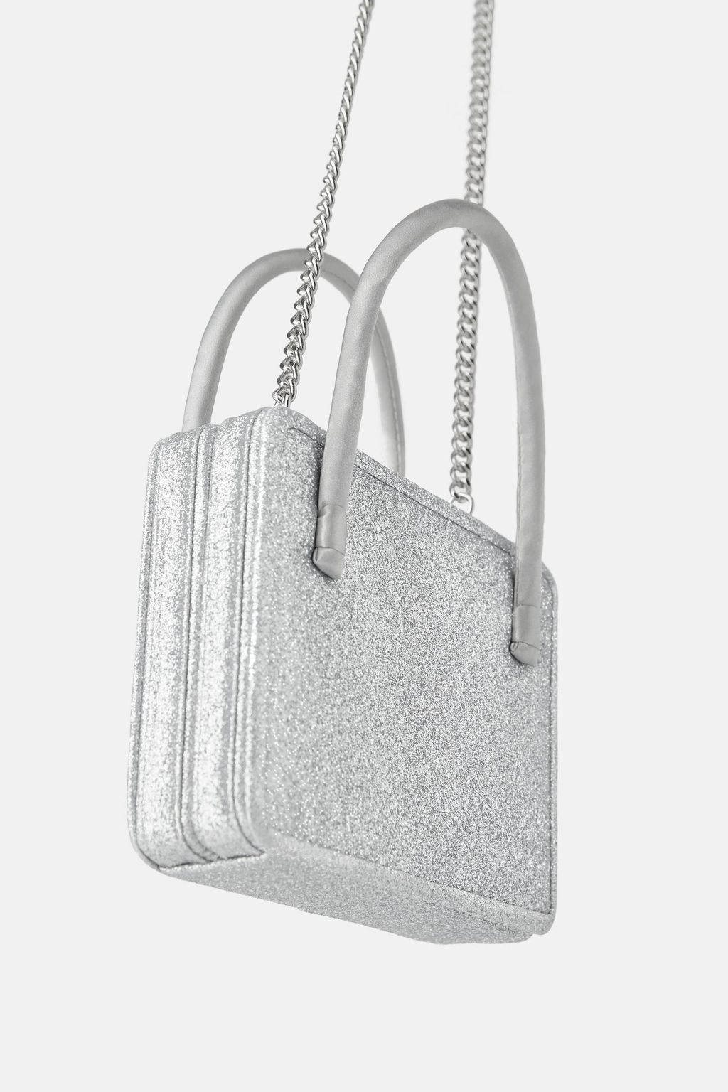 Mini bolso 'glitter'. Puedes comprarlo aquí.