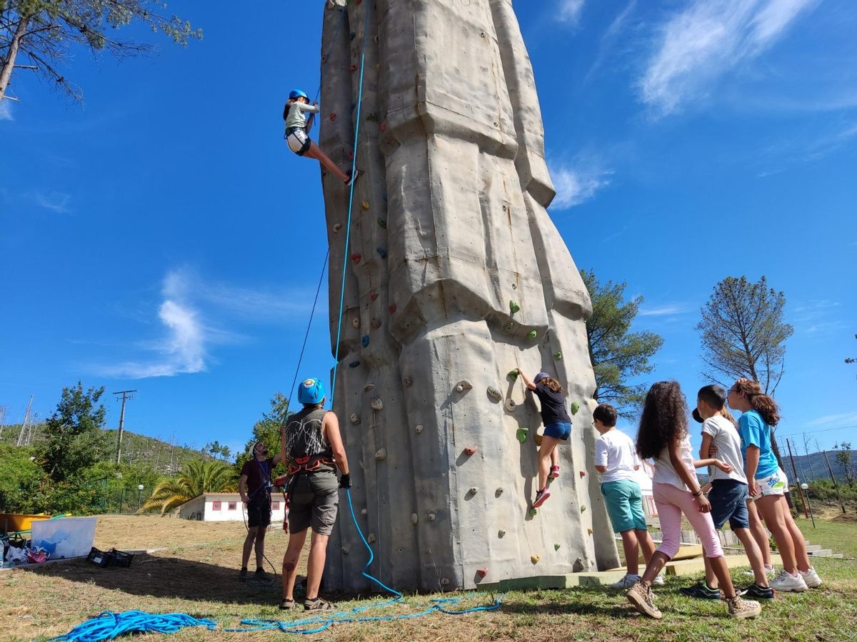 Actividad en rocódromo del albergue de Penedos de Xacinto.