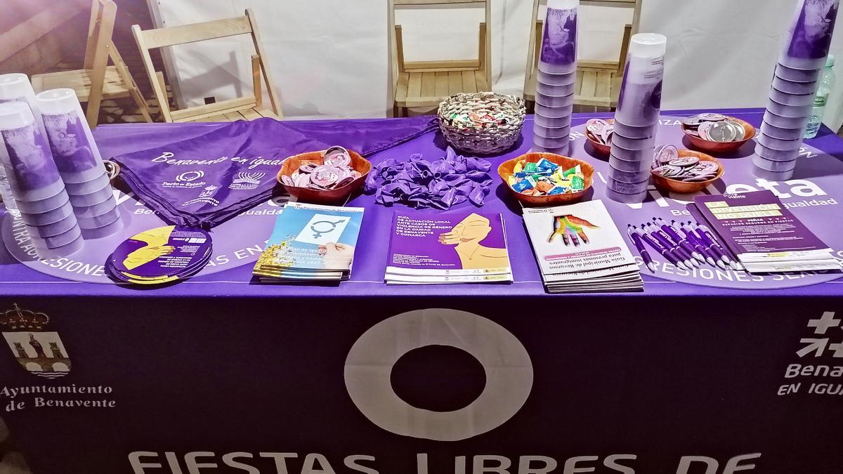 Material repartido en el Punto Violeta durante la semana de las fiestas del Toro Enmaromado.