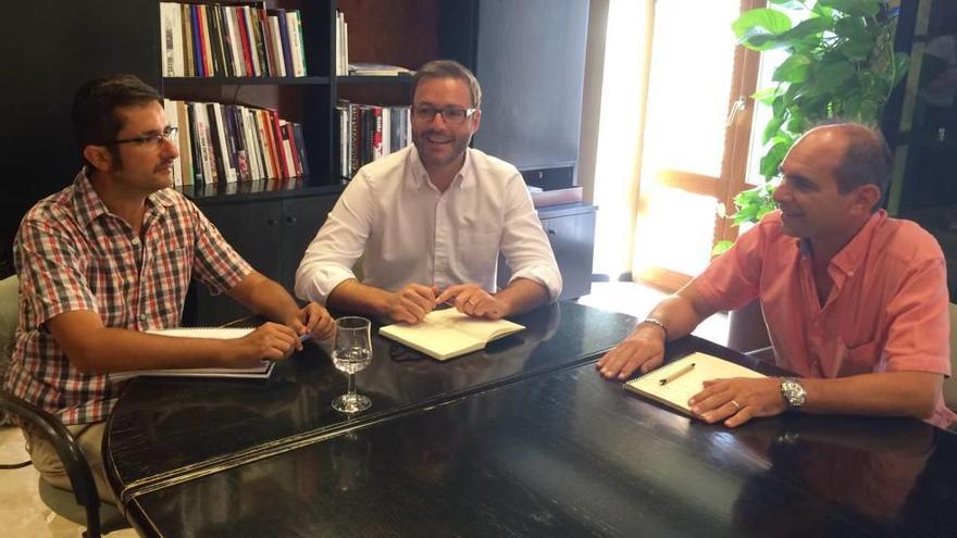 El alcalde Hila y el regidor Ferrer, junto a los responsables de la Agrupación de Autotaxi de la CAEB.