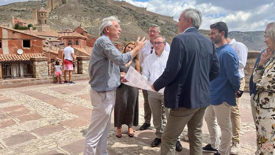 La comitiva del PP en su visita a Albarracín.