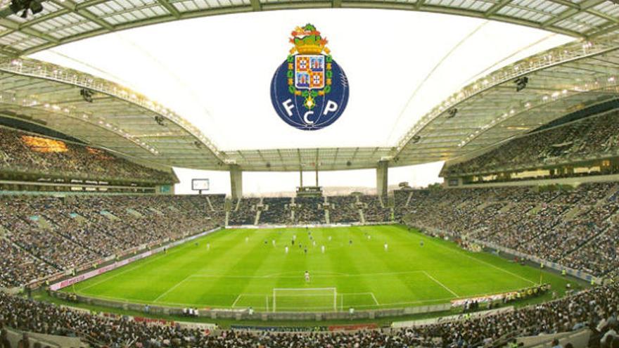 El imponente aspecto del estadio Do Dragao, donde el Oporto juega desde el año 2003.