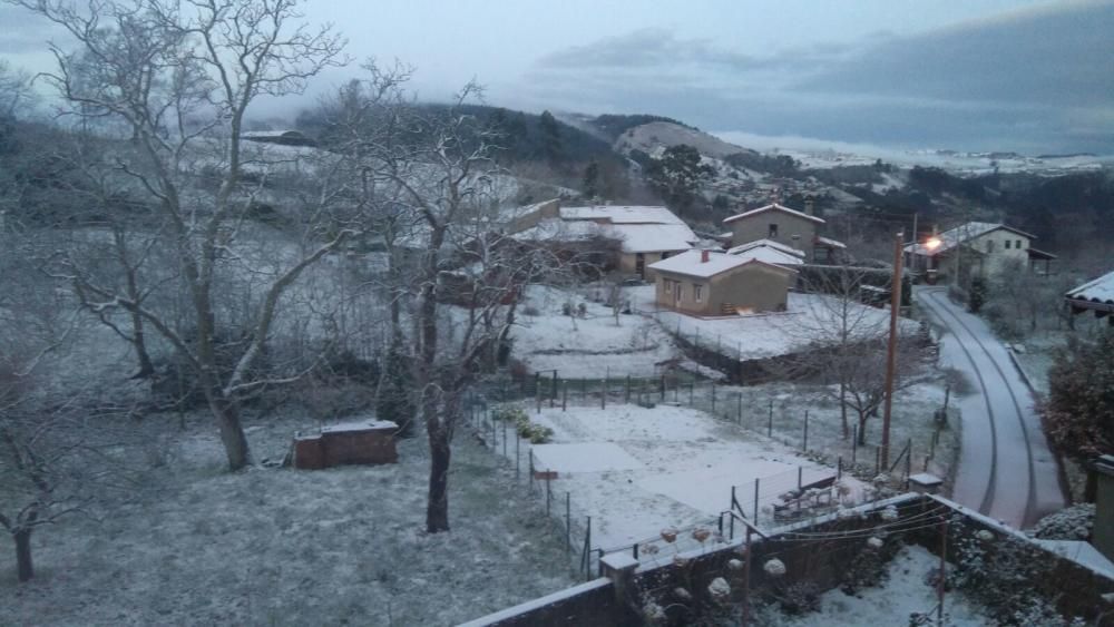 Lugares del concejo de Villaviciosa amanecen cubiertos por un manto blanco.