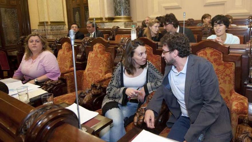 Ediles de Marea, en primer término, y del PSOE, al fondo, en un pleno municipal.