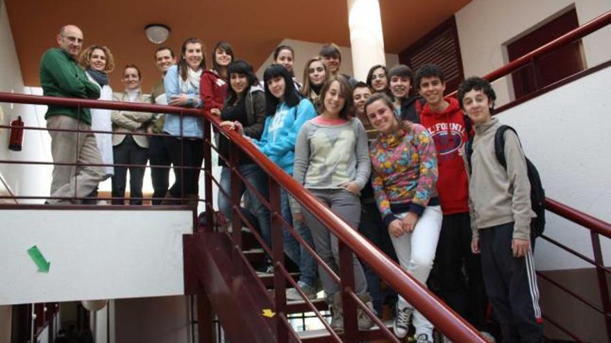 Los alumnos del intercambio y cuatro profesores del centro, ayer, unas horas antes de emprender el viaje a Lorient.