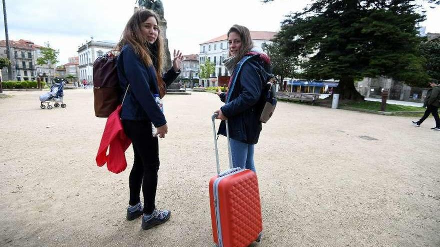 Dos jóvenes murcianas recién llegadas a Pontevedra ayer domingo. // Gustavo Santos