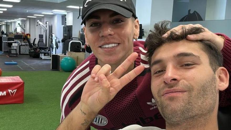 Enzo Barrenechea visita a sus excompañeros