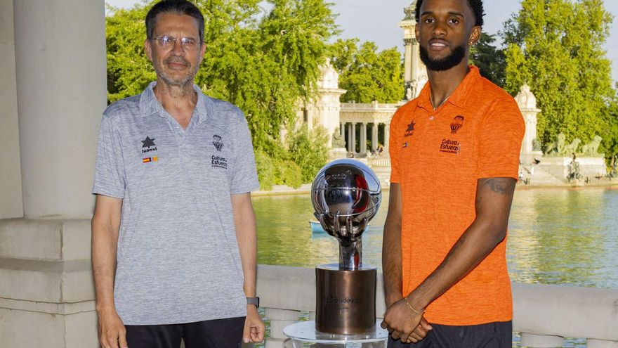 Pedro Martínez y Jean Montero posan junto al trofeo de la Liga Endesa.