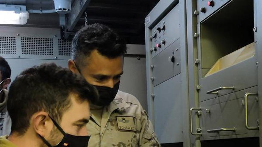 2 El capità Pedro Muñoz acompanyat d’un tècnic davant la pantalla des d’on es pot fer el seguiment dels avions. F  | CONXI MOLONS    