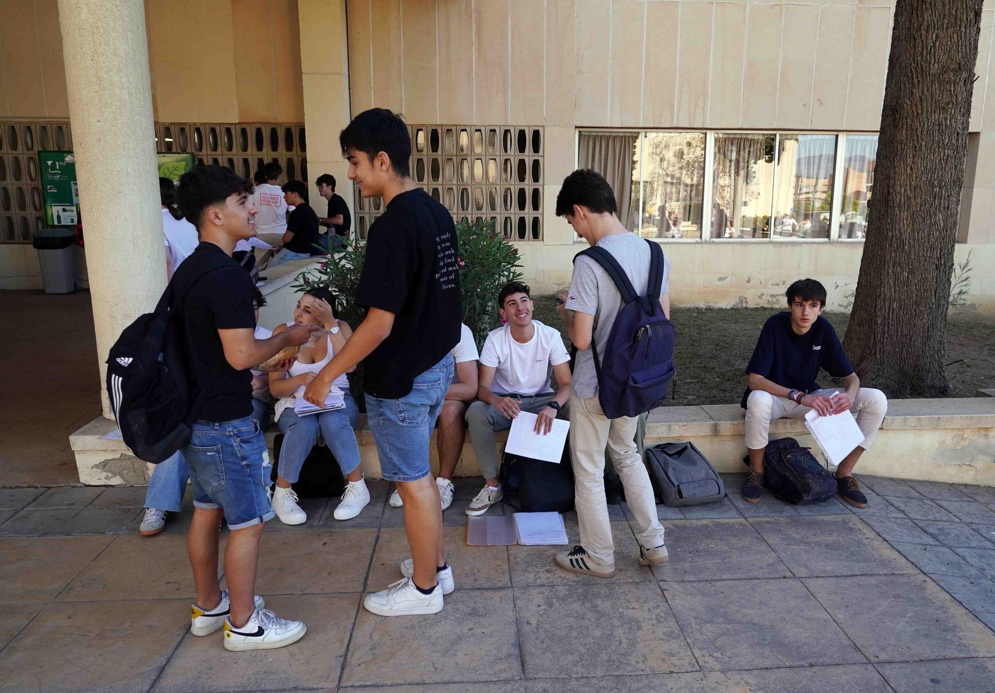 Estudiantes en el comienzo de las pruebas de la PEvAU (Selectividad), en la Universidad de Málaga.