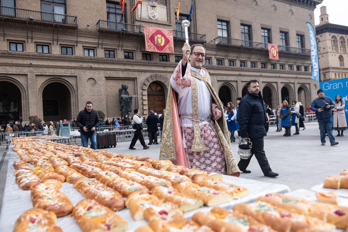 En imágenes | EL PERIÓDICO DE ARAGÓN reparte 20.000 raciones de roscón en la plaza del Pilar por San Valero