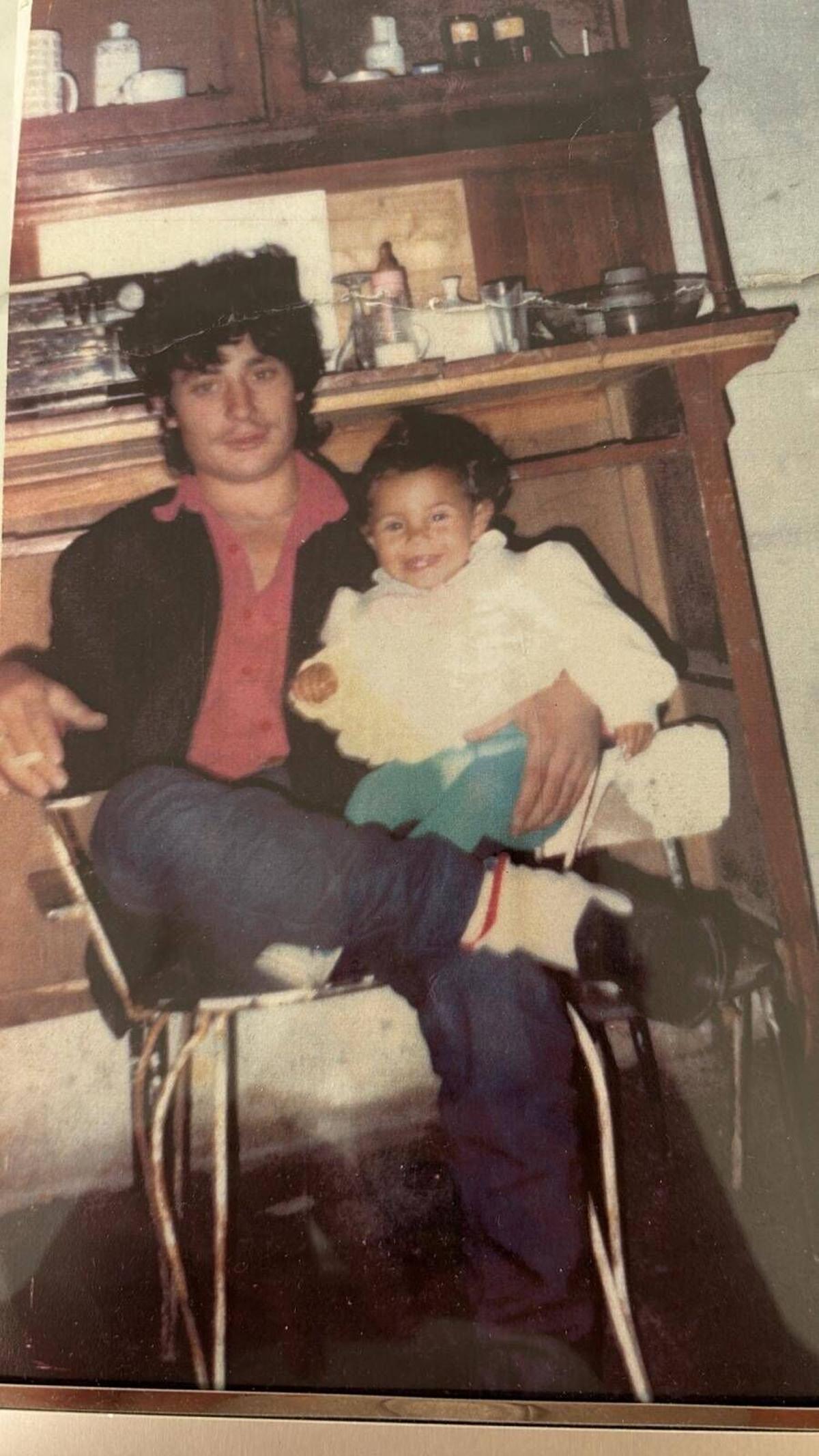Juan Navarro, asesinado por sus padres en Dénia, en 1992, un año antes de su muerte, con su hermana menor en el regazo. La foto fue tomada en la misma casa de la calle Hospital donde sería asesinado en agosto de 1993, tras lo cual fue descuartizado y enterrado en el corral de la vivienda