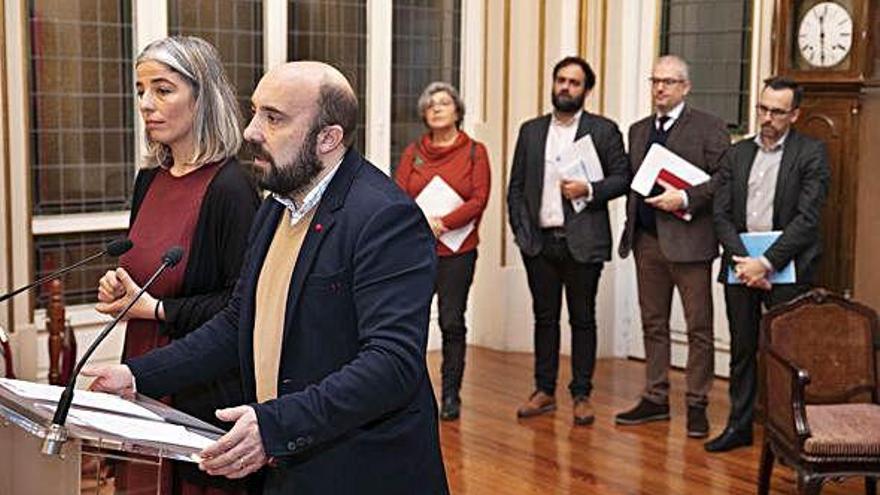 En primer plano, el concejal de Facenda, José Manuel Lage, y la portavoz de Marea, María García.