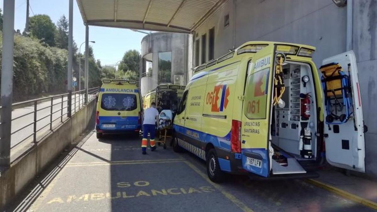 Foto de archivo de ambulancias ante Urgencias de Montecelo./  RAFA VÁZQUEZ