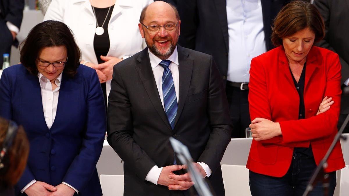 Schulz (centro), flanqueado por Andrea Nahles (izq), líder del grupo parlamentario del SPD, y Malu Dreyer, primera ministra de Renania-Palatinado, en el congreso en Bonn, el 21 de enero.