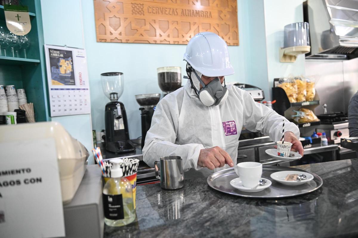 Operarios especializados trabajan en la retirada de amianto del Mercado Central de Elche Operarios especializados trabajan en la retirada de amianto del Mercado Central de Elche