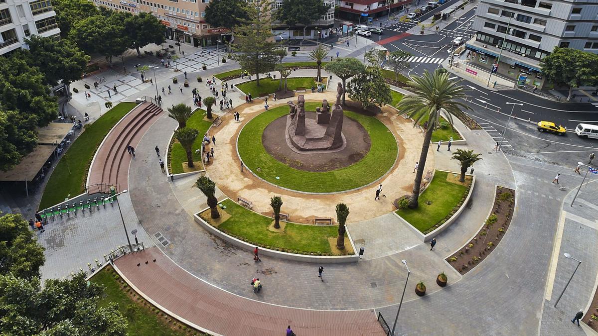 Vista aérea de la renovada plaza de España con el conjunto escultórico de Montull en el centro, en abril. | | ANDRÉS CRUZ