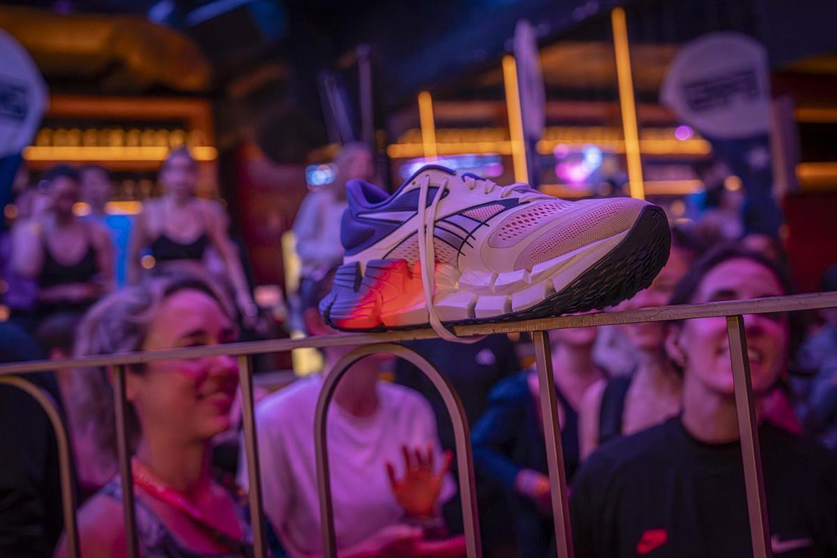 Así es la noche más runner de Barcelona: 900 corredores de marcha (literal) en la discoteca Sutton