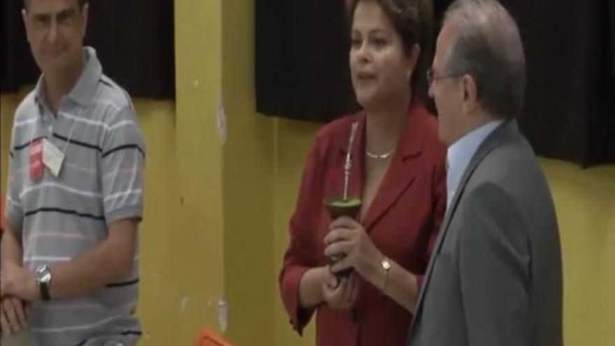 Rousseff vota en la segunda vuelta de las presidenciales