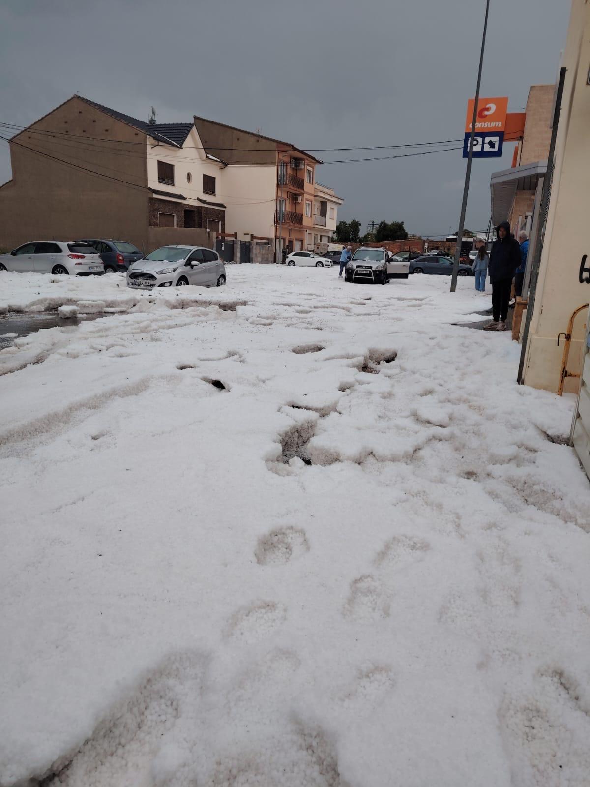 El granizo cubrió por completo varias calles.