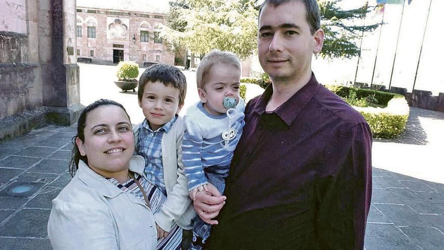 El pequeño Rubén, en brazos de su padre, Gabriel, con su madre, Raquel, y su hermano, Gabriel.