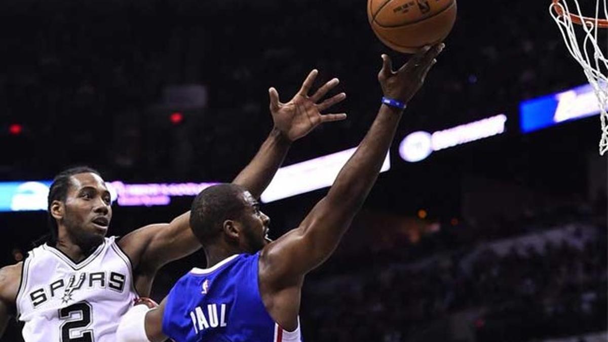 Chris Paul se enfrenta a Kawhi Leonard