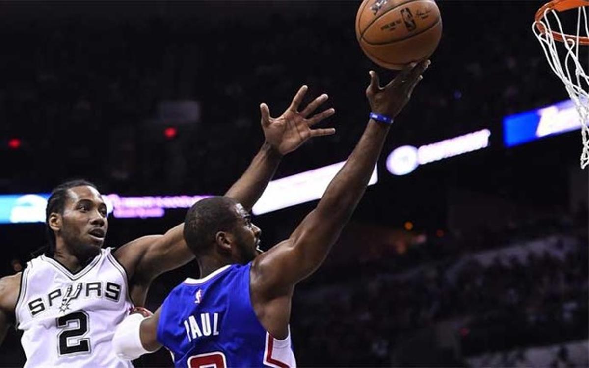 Chris Paul se enfrenta a Kawhi Leonard