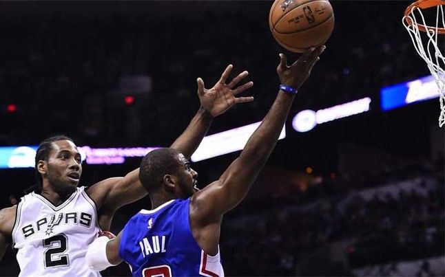 Chris Paul se enfrenta a Kawhi Leonard