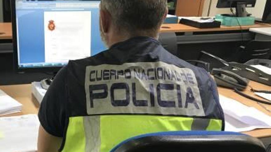 Un agente, en plena investigación.