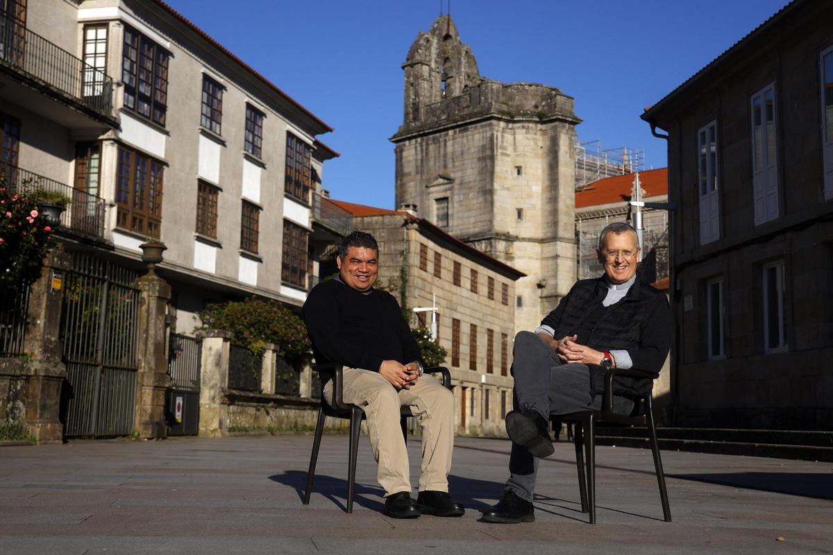 William Mora (izq.), ahora cura párroco de la basílica de Santa María pero que llegó como exiliado nicaragüense, junto al padre Javier Porro.
