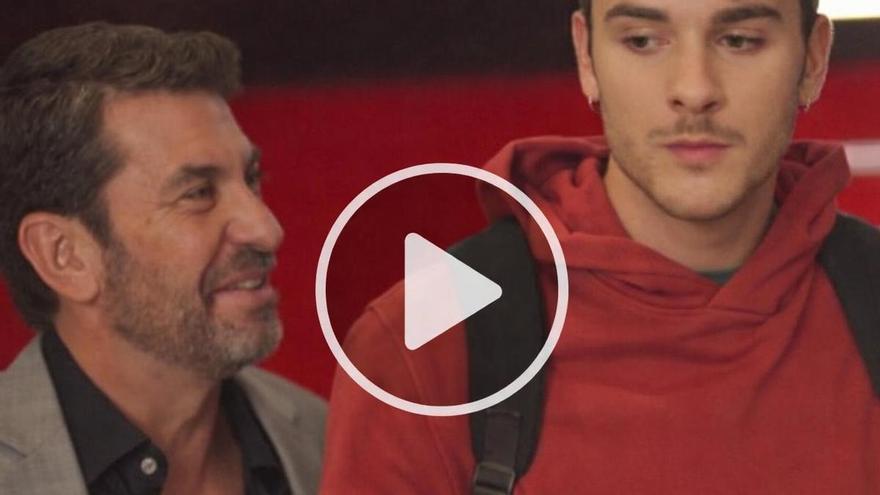 Arturo Valls ficha a un becario para su gran proyecto publicitario. Ya lo puedes ver en el capítulo 2 de ‘Café para Cinco’