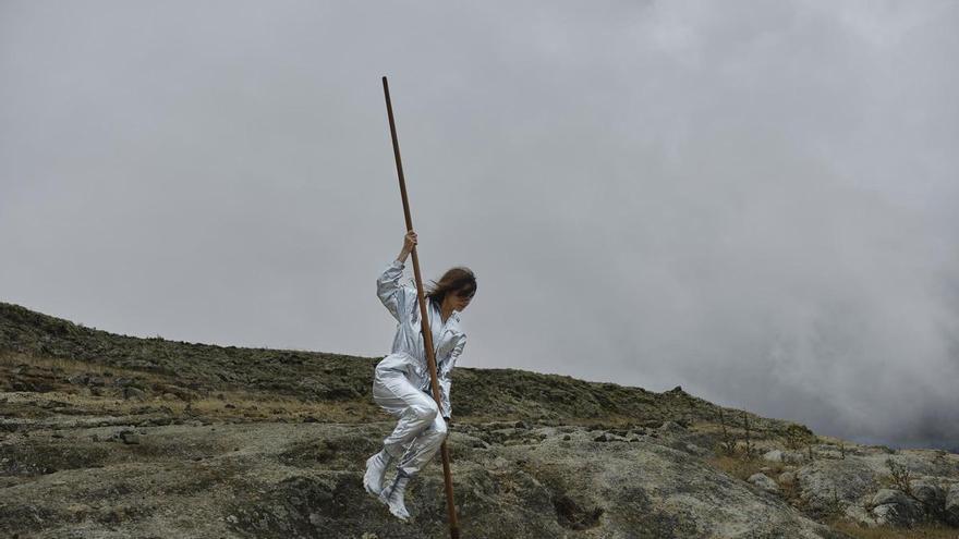 La artista Yapci Ramos cose las alas del guirre a su vuelo de transformación en La Gomera