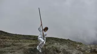 La artista Yapci Ramos cose las alas del guirre a su vuelo de transformación en La Gomera