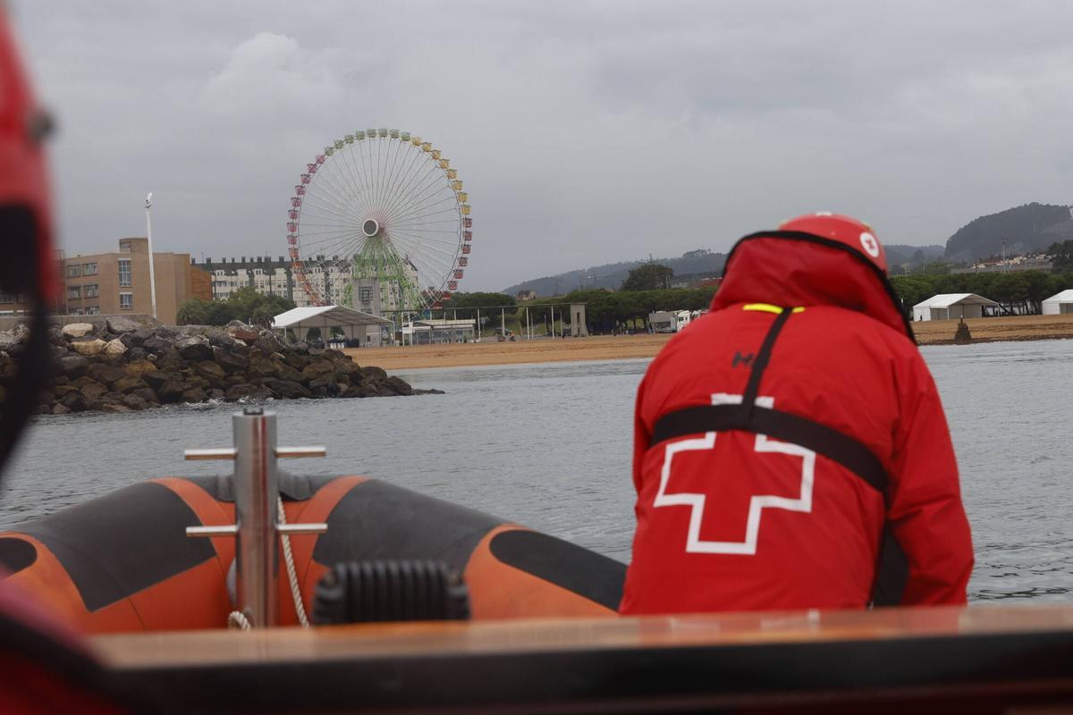 El control de la calidad de las aguas del mar de Gijón, en imágenes