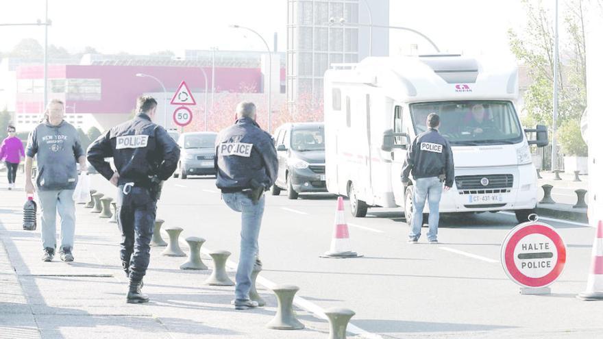 Colas de 15 km en Irún por  los controles