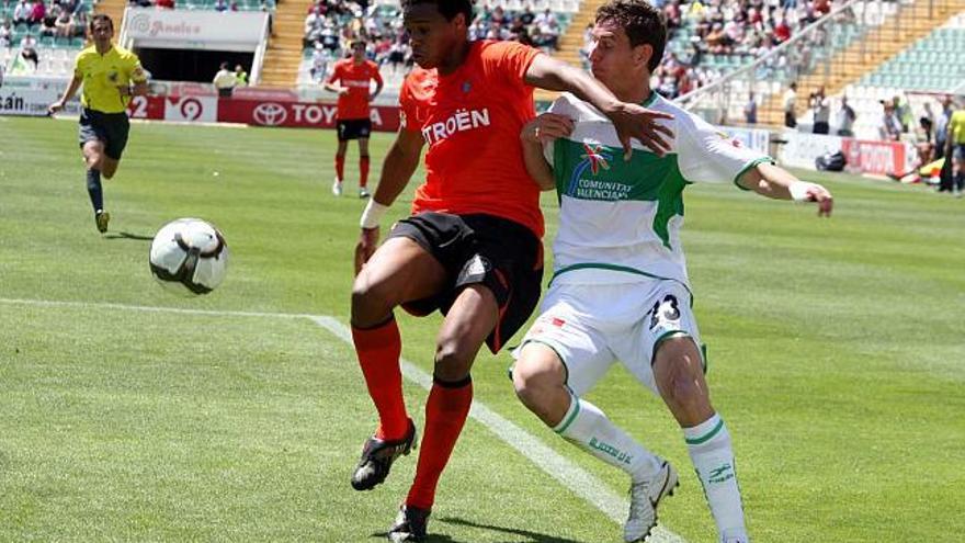 Vasco Fernandes protege el balón ante Patri durante el encuentro Elche-Celta de la pasada temporada en el Martínez Valero.