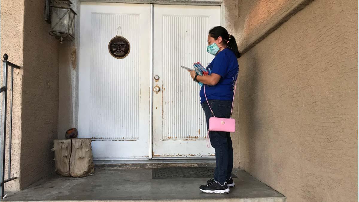 Voluntarios puerta a puerta para animar al voto en Phoenix (Arizona).