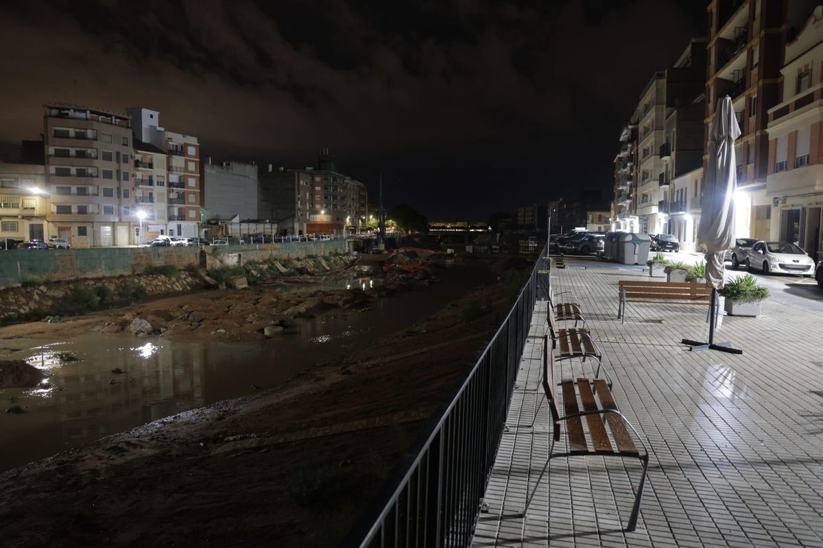 Alerta roja Valencia | Paiporta despierta con la mirada puesta en el Poyo, que vuelve a llevar agua