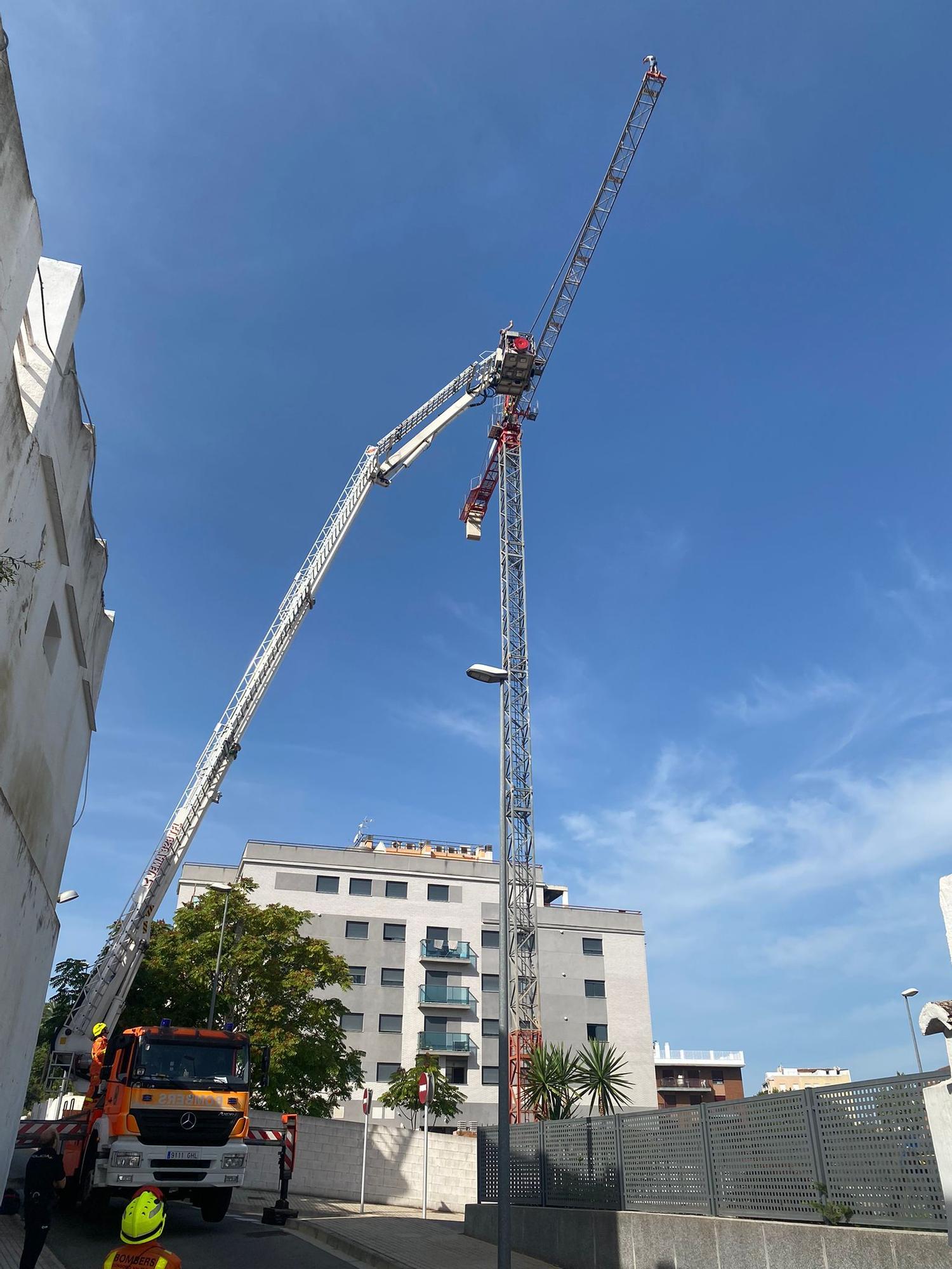 Rescatan a un hombre tras subirse a una grúa de la construcción en Xàtiva