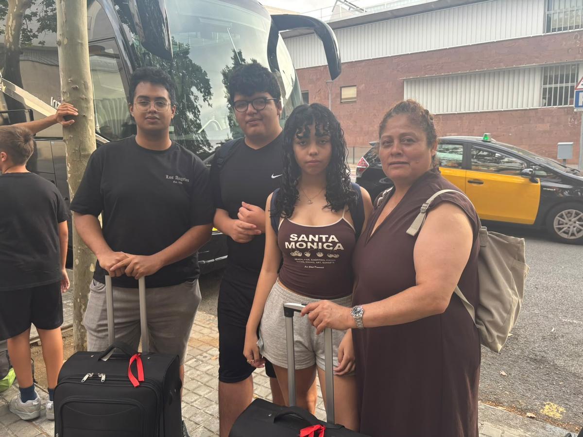 Colonias de la Fundación Pere Tarrés: Dayana Villon de 16 años y Josep Virme de 15 años junto a su madre y su hermano