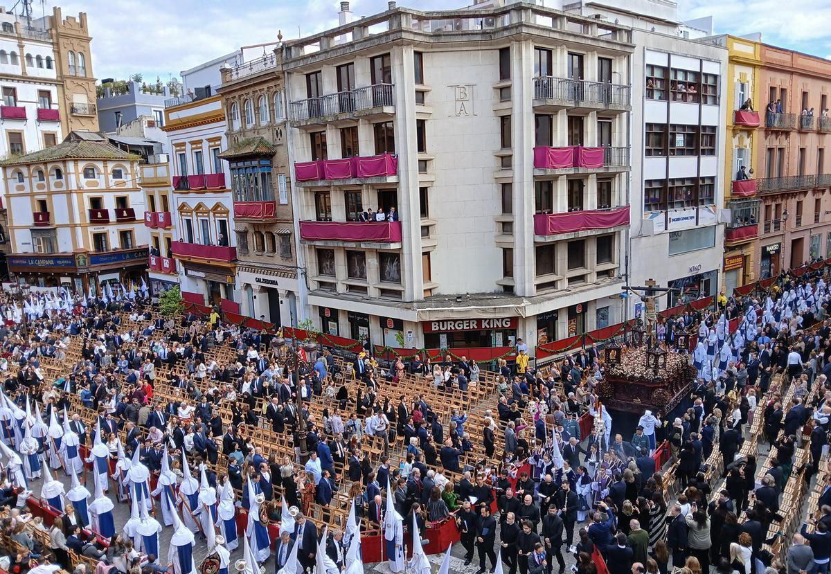 004 La Hermandad de los Negritos cruza la Campana.