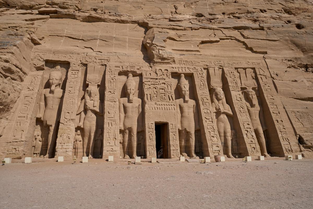 Abu Simbel fue construido por el faraón Ramsés II en el siglo XIII a. C. como una gran muestra de amor hacia su esposa favorita, la reina Nefertari.