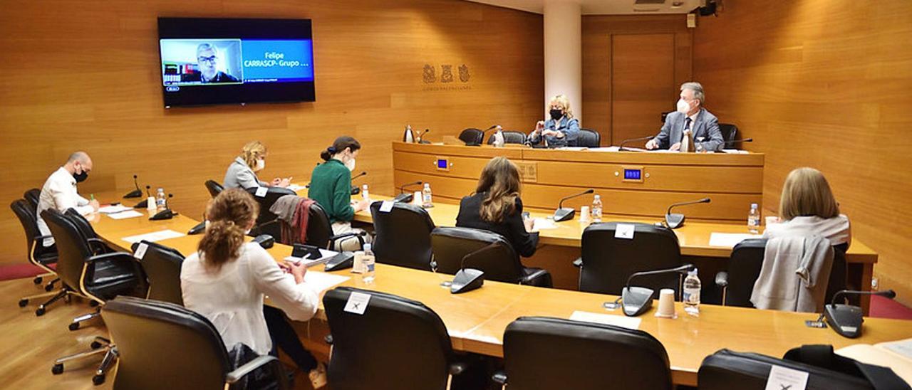 Diputados participan en una de las sesiones de la comisión de estudio de usos del tiempo, en las Cortes valencianas.