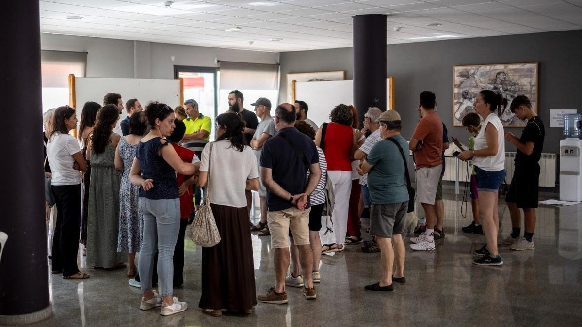 Un grupo de vecinos desplazados por el incendio de Tamarite de Litera.