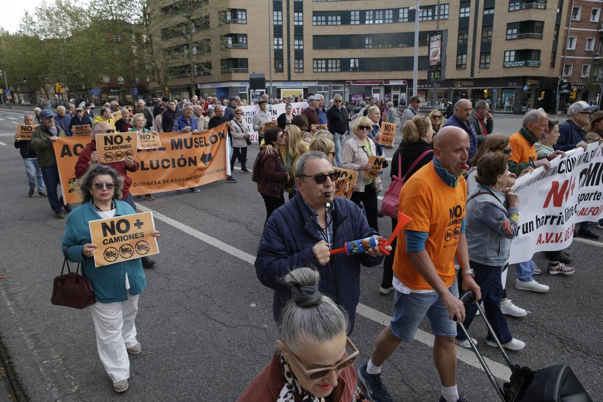 Nueva protesta vecinal en La Calzada contra el tráfico pesado (en imágenes)