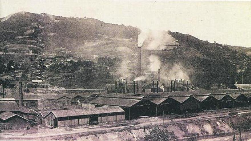 La desaparecida planta siderúrgica de Fábrica de Mieres, en una imagen tomada en el primer tercio del siglo XX.