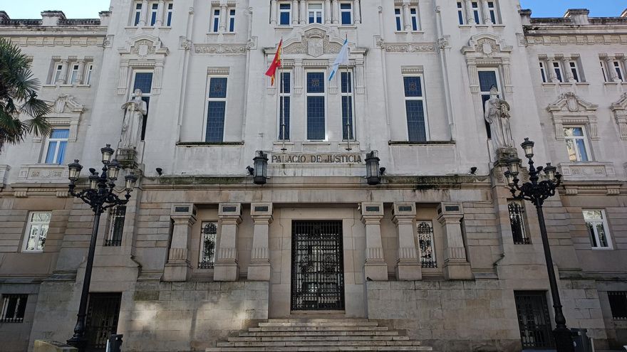 Despedida en A Coruña por sacar fotos de ancianos a los que cuidaba  en un residencia y enseñarlas