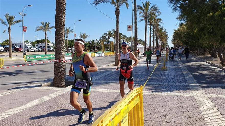 Josep Gómez y Sonia Ruiz se llevan el XXX Triatló de Vinaròs