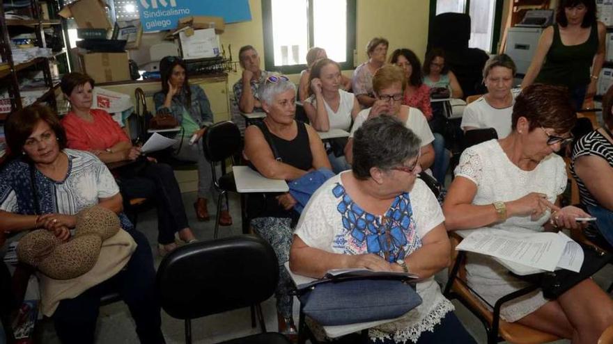 Responsables de la CIG ayer en la asamblea de trabajadoras de la conserva. // Noé Parga